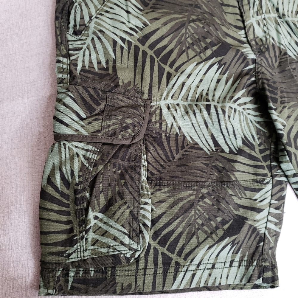 Goodfellow & Co Utility Cargo Shorts Men's 40 Waist Green Ferns Print NWT - Picture 5 of 10